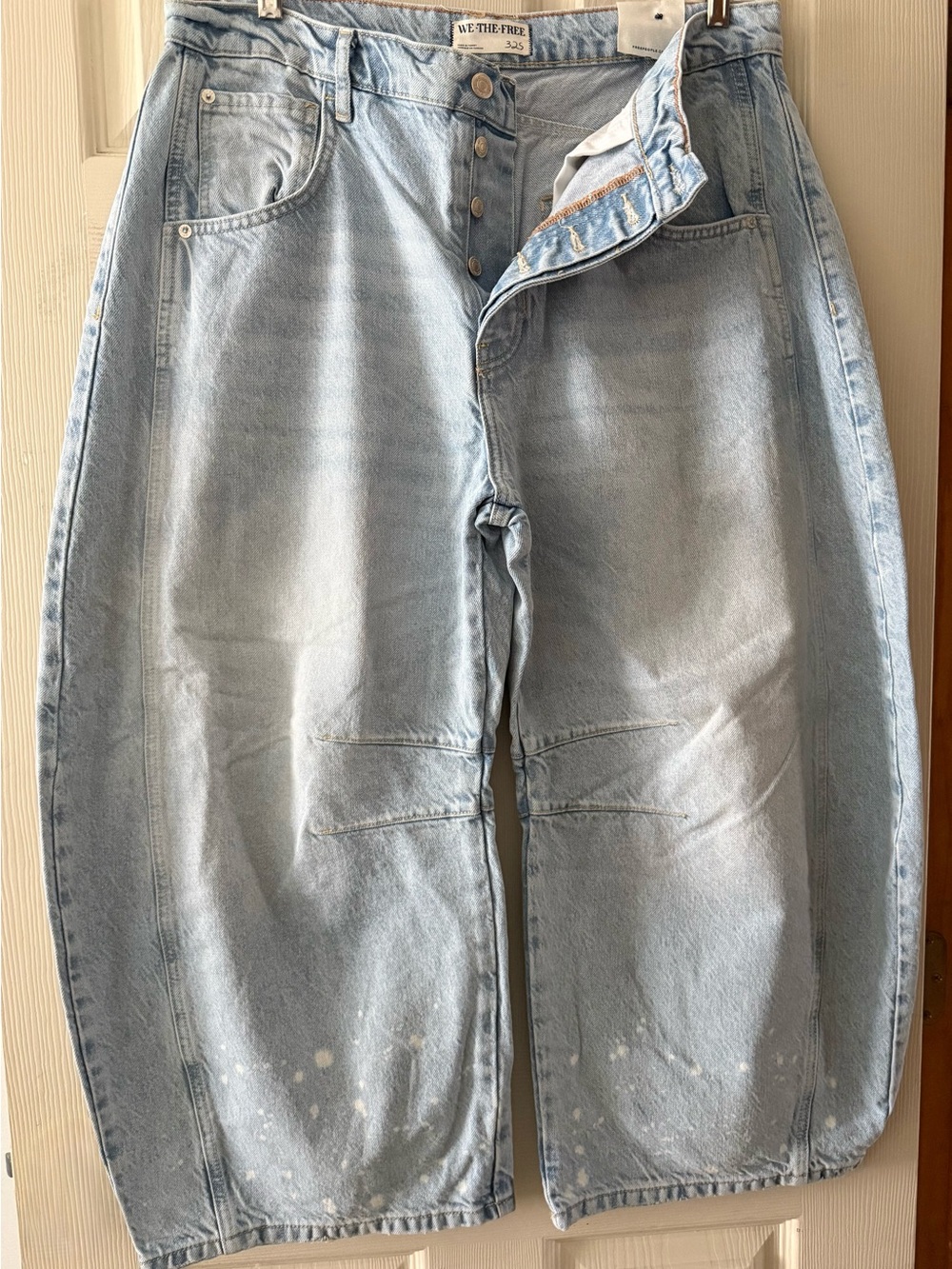 We The Free Light Wash womens Button-Fly barrel Jeans - Light Blue